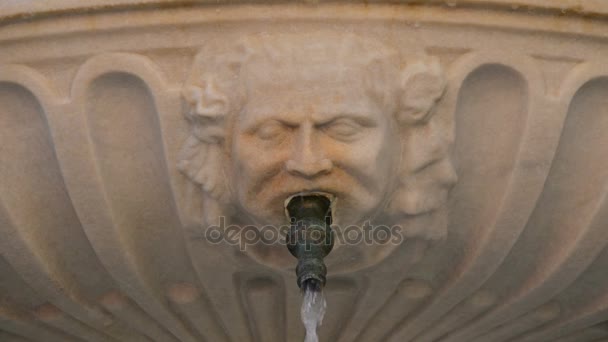 Geschnitztes Gesicht Mund Einem Brunnen Gießt Wasser — Stockvideo