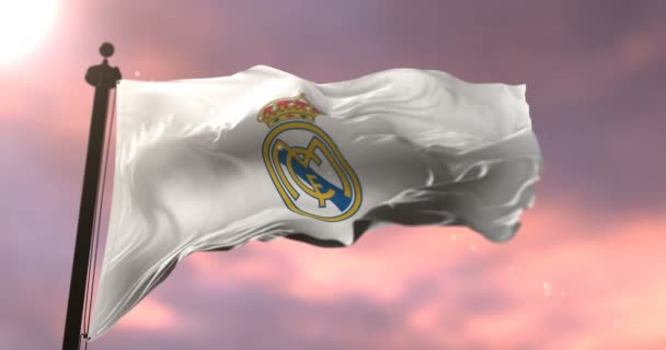 Real Madrids Fußball Vereinsfahne Weht Bei Sonnenuntergang Schleife — Stockvideo