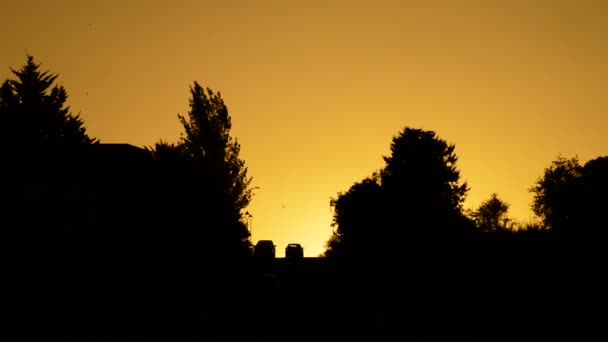 Voitures Descendant Colline Avec Soleil Cachant Entre Les Maisons Les — Video