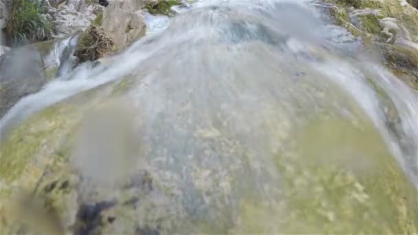 Water Rivier Loopt Steen Waterval — Stockvideo