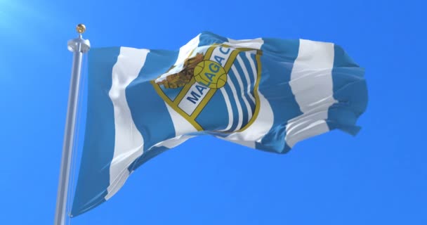 马拉加足球俱乐部的旗帜 西班牙足球队 在风中挥动着蓝天 — 图库视频影像