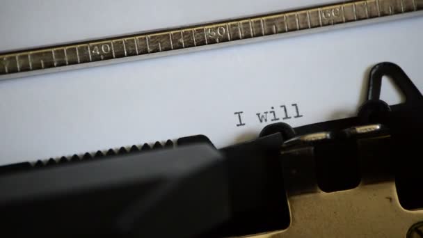 Digitando Expressão Sempre Vou Amar Com Uma Velha Máquina Escrever — Vídeo de Stock