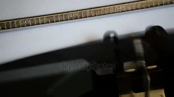Wpisując Wyrażenie Winny Stara Maszyna Pisania Ręcznego — Wideo stockowe