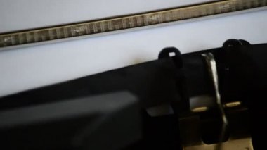 Eski bir el ile daktilo ile sözleşme deyimi ifade yazarak