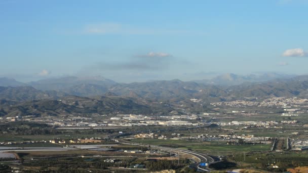 Montañas Ciudad Autopista Con Tráfico Avión Pasando Atardecer — Vídeos de Stock