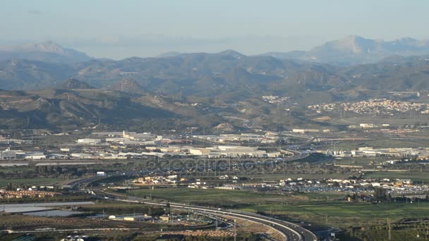 トラフィックと飛行機夕暮れ時を渡すことで高速道路のある風景します — ストック動画