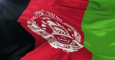 Afghanistani bayrak sallayarak rüzgarda, yavaş mavi gökyüzü ile döngü