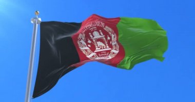 Afganistan bayrak sallayarak rüzgarda, yavaş mavi gökyüzü ile döngü