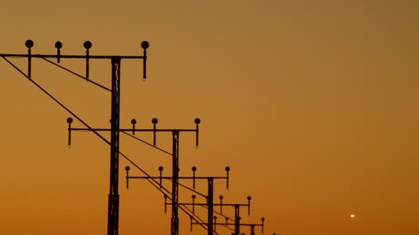 Vliegtuig Opstijgen Vanaf Vliegveld Bij Zonsondergang — Stockvideo