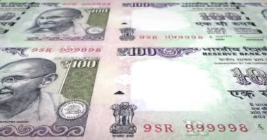 Ekranda, dünyanın, nakit para, sikke haddeleme Hindistan Cumhuriyeti bankanın yüz Hint rupi banknotlar dizi döngü