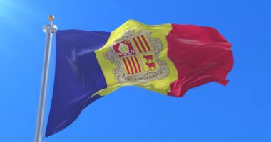 Andorra bayrak sallayarak rüzgarda, yavaş mavi gökyüzü ile döngü