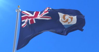 Anguilla bayrak sallayarak rüzgarda, yavaş mavi gökyüzü ile döngü