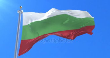 Bulgaristan bayrağı sallayarak rüzgarda, yavaş mavi gökyüzü ile döngü