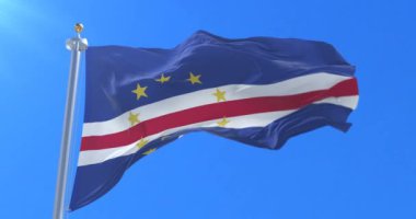 Cape Verde yavaş mavi gökyüzü ile rüzgarda sallayarak bayrak, döngü