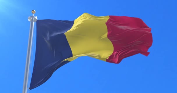 Çad Cumhuriyeti Bayrağı Mavi Gökyüzü Ile Rüzgar Sallıyor Döngü — Stok video