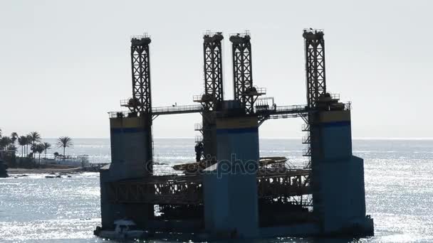 Maritiem Platform Strandde Kust Een Zonnige Dag Benalmadena Spanje — Stockvideo