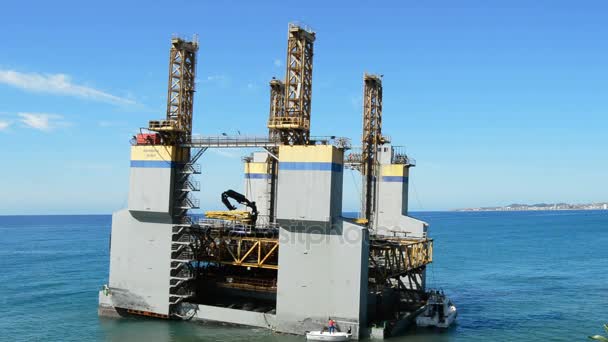 Maritime Platform Stranded Coast Beach Sunny Day — Stock Video