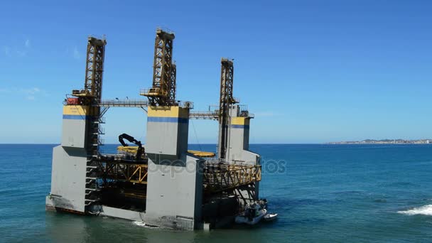 Plataforma Marítima Encalhada Costa Dia Ensolarado — Vídeo de Stock