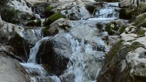L'eau de la rivière coule entre les pierres dans la montagne 
