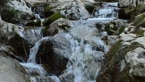 Rivierwater Lopen Tussen Stenen Bergen — Stockvideo