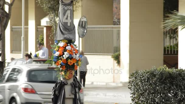 Flores Camisa Con Número Nombre Una Farola Memoria Fallecido Accidente — Vídeos de Stock