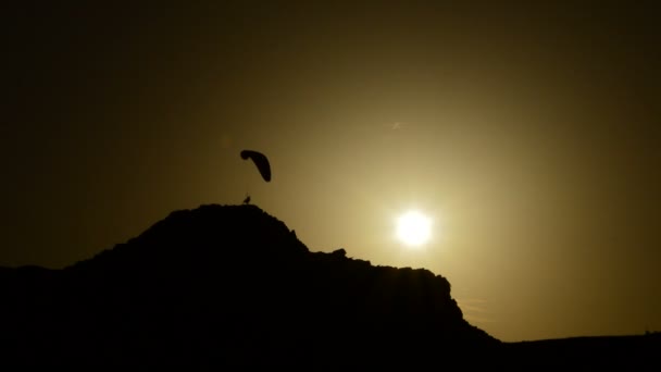 パラグライダー山の日没でパラグライダーのスポーツを練習 — ストック動画