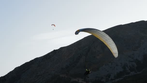 パラグライダー山でパラグライダーのスポーツを練習 — ストック動画