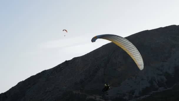 Parapentes Praticando Esporte Parapente Montanha — Vídeo de Stock