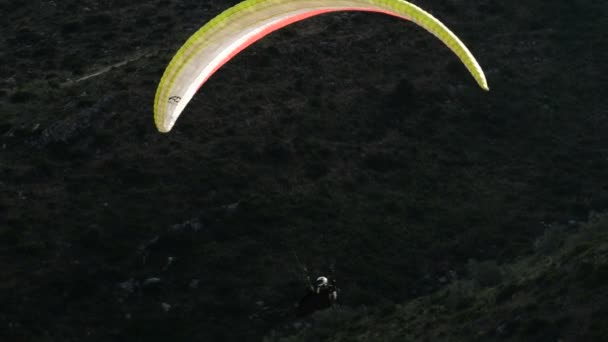 パラグライダーの練習山で飛んでいるパラグライダー — ストック動画