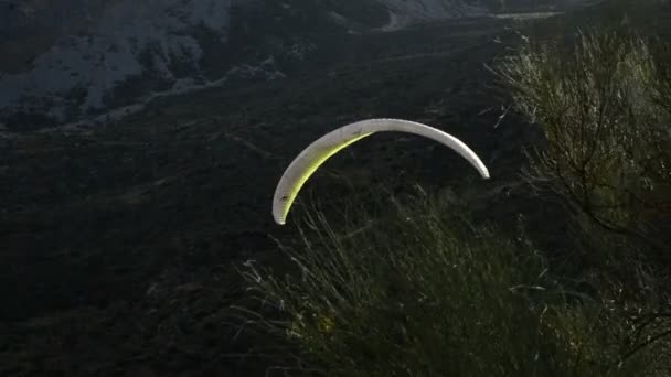 Gleitschirmflieger Beim Paragliding Den Bergen — Stockvideo