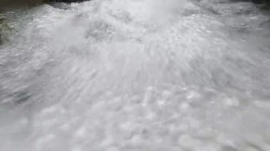 Bir nehir içinde kamera karşı kuvvet ile çalışan su Nehri