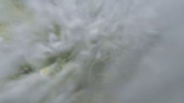 Su nehir ve bir nehir içinde cihazlarıyla kırma su kabarcıkları