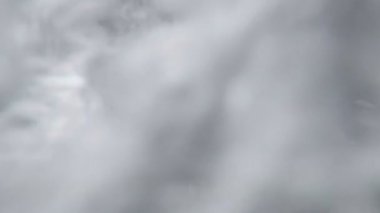 Su nehir ve bir nehir içinde bir baskı ile kırma su kabarcıkları