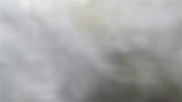 Rivière d'eau et bulles d'eau se rompant avec la pression et l'énergie de l'intérieur d'une rivière 