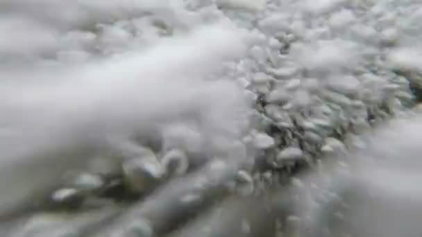 Water Bubbels Breken Met Druk Van Binnenkant Van Een Rivier — Stockvideo