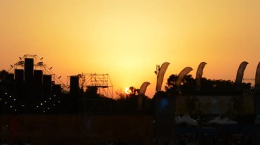 Sunset bulvarında bir konser müzik içinde belgili tanımlık sahne canlı bir yaz günü