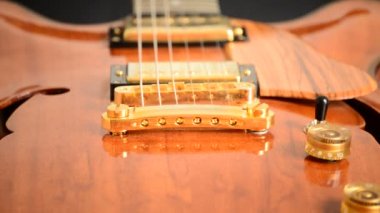 Köprü, dize, perdeler ve f bir caz elektro gitar dönen ayrıntı