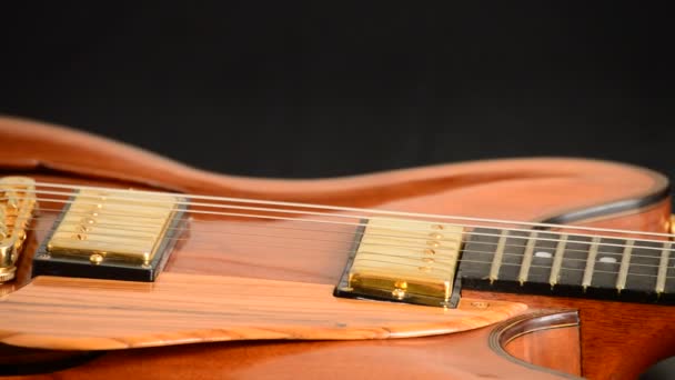 Guitarra Elétrica Girando Fundo Preto — Vídeo de Stock