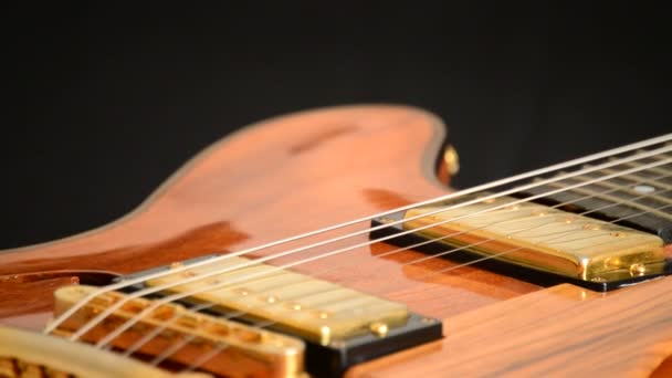 Cordas Captadores Guitarra Elétrica Ponte Pescoço Uma Guitarra Elétrica Clássica — Vídeo de Stock