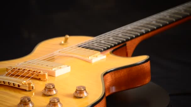 Guitarra Elétrica Girando Fundo Preto Instrumento Musical — Vídeo de Stock