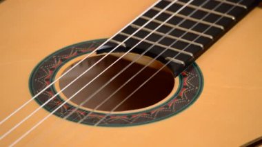 Klasik Gitar siyah arka plan, ayrıntı döndürme