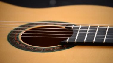Klasik Gitar siyah arka plan döndürme