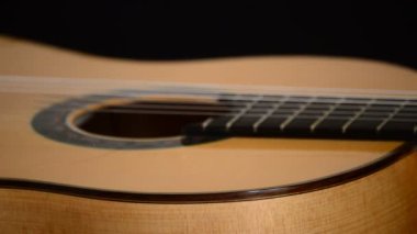 Klasik Gitar siyah arka plan Gyrating