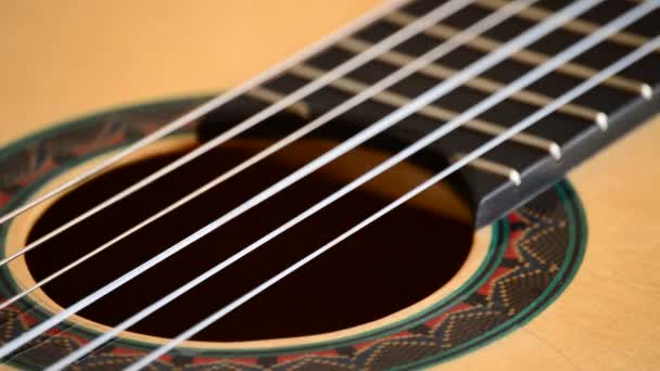 Detalle Boca Cuerdas Trastes Cuerpo Guitarra Clásica Española Girando — Vídeos de Stock