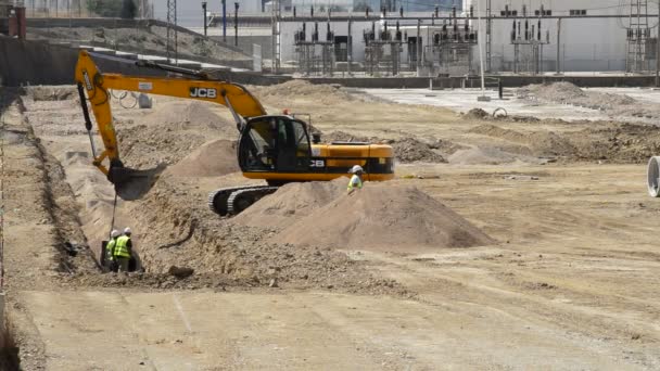 Excavadora Construcción Una Zanja Con Tuberías Grandes — Vídeo de stock