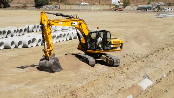 Escavadeira Trabalhando Uma Construção Com Túnel Com Tubos — Vídeo de Stock