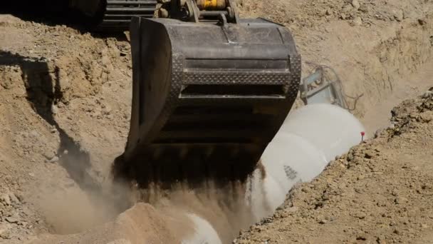 Escavadora Construção Enterrando Uma Trincheira Com Tubos — Vídeo de Stock