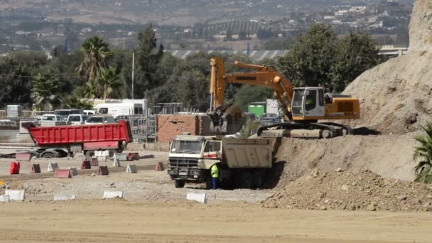 Camiones Excavadoras Trabajando Una Nueva Construcción — Vídeo de stock