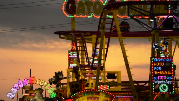 Roller Coaster Dzieci Atrakcją Targów Systemem Zachodzie Słońca — Wideo stockowe