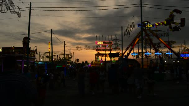 Foire Coucher Soleil Avec Attractions Course Juste Les Gens Marchent — Video